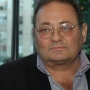 Srđan Karanović (69)  je režiser, najpoznatiji kao tvorac popularne TV serije Grlom u jagode.