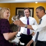 Britanski premijer Dejvid Kameron pokazao je svog mačka Larija američkom predsjedniku Baraku Obami.