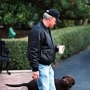 Bivši američki predsednik Bil Klinton u šetnji sa svojim psom Badijem.