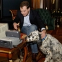 Ruski premijer Dmitrij Medvedev snima video za svoj blog sa jednim od svojih pasa.