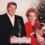 Nekadašnji američki predsednik Ronald Regana i njegova supruga Nensi u društvu ljubimca Reksa, tokom božićnog obraćanja naciji.