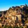 Rocamadour je malo selo na jugu Francuske koje se nalazi na stjenovitoj planini i mnoge zgrade u njemu su uklesane u planinu.