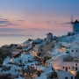 Santorini je poznato grčko ostrvo koje je prepoznatljivo po svom izgledu i po svojoj arhitekturi.