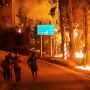 Vatra se vidi duž puta u gradu Hualane tokom velikog šumskog požara, na periferiji grada Curico, Čile, 21. januara 2017. godine.