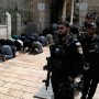 Izraelska policija čuva stražu dok se muslimani mole ispred kompleksa džamije Al Aksa u Jerusalimu. 
FOTO: AP/TANJUG
