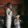Fotografija prikazuje Dadu Paula (91) koji živi sa demencijom i njegovu unuku (5) u kući u Madagaskaru kako se spremaju za crkvu u nedjelju ujutro