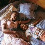 Na fotografiji se nalazi Džoelina (41) sa petogodišnjom ćerkom kako leže na krevetu, a svoj dom dijele sa Dada Paulom (91) koji boluje od demencije. Džoelina je jedini hranitelj ove porodice. 
