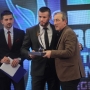 Damiru Belji, bokseru, nagradu za fer plej uručio Mehmed Baždarević, selektor fudbalske reprezentacije BiH