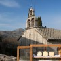 Turisti kupuju manastirski sir u Dužima kod Trebinja