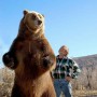 Medvjed Bart i njegov trener Doug Seus