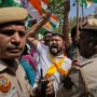 Članovi Stranke običnih ljudi uzvikuju slogane tokom protesta protiv hapšenja vođe njihove stranke u Nju Delhiju. Indijska policija privela je desetine demostranata koji su marširali ka rezideniciji premijera Modija. 
FOTO: AP/Tanjug
