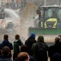 Desetine traktora blokiralie su ulicu u blizini sjedišta Evropske unije gdje se sastaje 27 ministara poljoprivrede Evropske unije kako bi razgovarali o krizi u sektoru. Inače u Evropi već mjesecima traju štrajkovi poljoprivrednika, a oisim u Briselu značajni protesti bili su u Francuskoj i Njemačkoj. 
FOTO: AP/Tanjug
