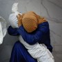 Fotografija prikazuje Palestinku Inas Abu Mamaar (36) koja grli tijelo svoje petogodišnje nećakinje Saly koja je ubijena u izraelskom napadu u bolnici u Pojasu Gaze