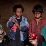 Od haotičnog talibanskog preuzimanja Kabula 15. avgusta 2021. ionako ratom razorena ekonomija koja je nekada bila na životu samo zahvaljujući međunarodnim donacijama sada je na rubu kolapsa. Nema dovoljno novca za bolnice. Svjetska zdravstvena organizacija upozorava na milione djece koja pate od pothranjenosti, a UN. kaže da će 97% Avganistanaca uskoro živjeti ispod granice siromaštva. Troje avganistanske interno raseljene djece iznenađeno gleda u jabuku koju je njihova majka donijela kući nakon prosjačenja, u kampu na periferiji Kabula