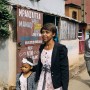 Fotografija prikazuje Džoelinu, njenu petogodišnju ćerku i devedesetjednogodišnjeg oca na Madagaskaru na putu u crkvu i službu nedjeljom.