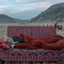 Fotografija prikazuje izbjeglicu iz Afganistana u pustinji pored kampa u blizini Pakistana. Ogroman broj afganistanskih izbjeglica došao je na granicu kako bi se vratio nekoliko sati prije isteka roka pakistanske vlade za oni koji su u zemlji ilegalno da je napuste ili se suoče sa deportacijom. 