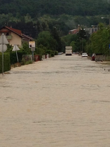 Ulica Ilije Garašanina potpuno poplavljena, mostovi nevidljivi (Lazarevo, Banjaluka)