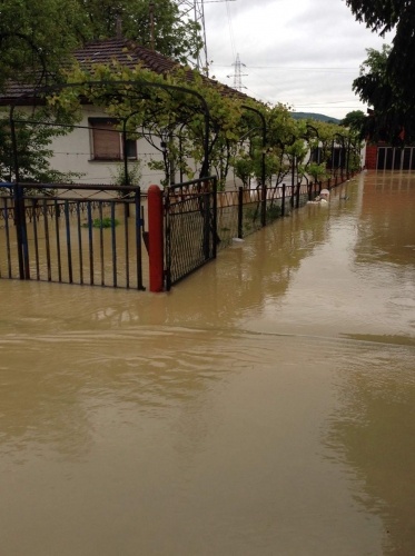 Ulica Ilije Garašanina potpuno poplavljena, mostovi nevidljivi (Lazarevo, Banjaluka)