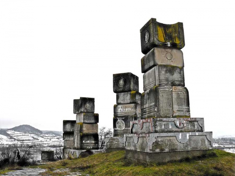 Spomenik žrtvama ustaškog terora u Garavicama kod Bihaća