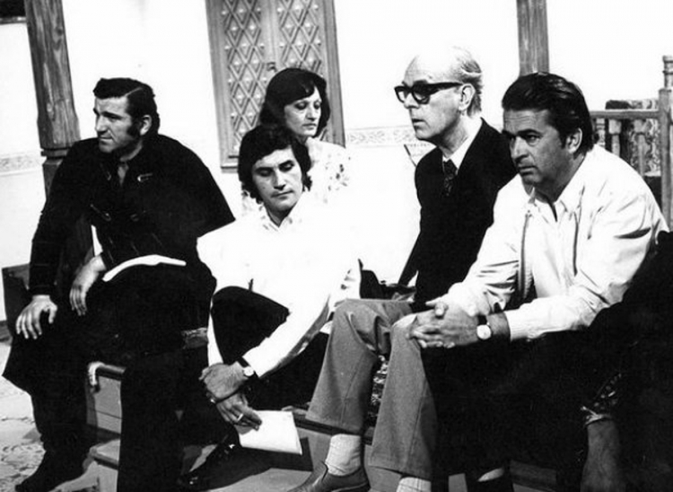 Sa Mešom Selimovićem i Zdravkom Velimirovićem (sasvim desno) na setu filma "Derviš i smrt" 1974.