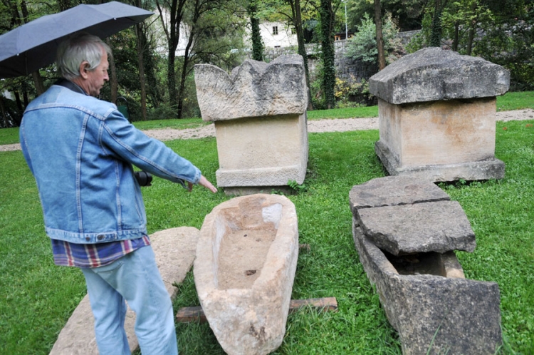Turistički vodič pokazuje na novookriveni sarkofag.