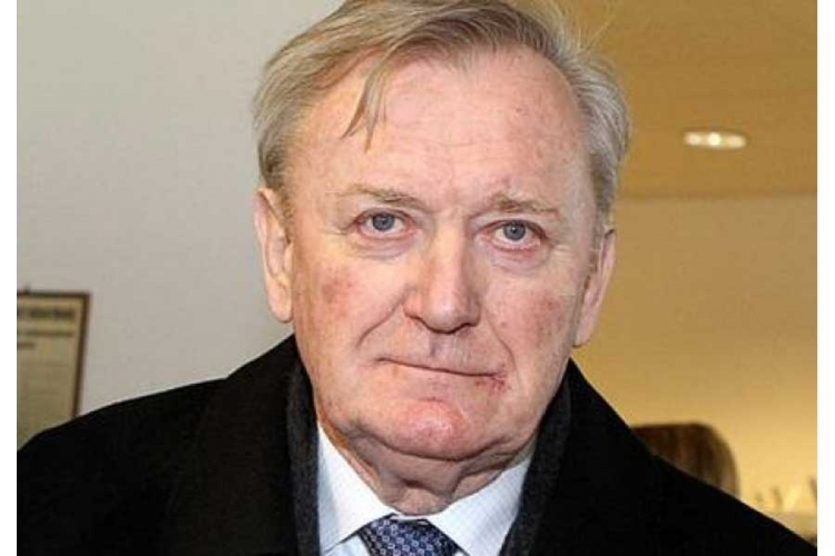 Ivan "Ivica" Osim (74) proslavljeni fudbalski trener, te bivši fudbaler.