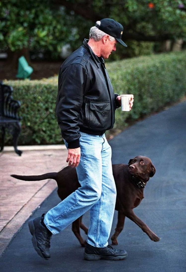 Bivši američki predsednik Bil Klinton u šetnji sa svojim psom Badijem.