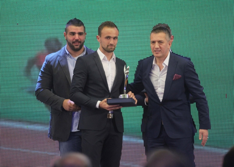 Amelu Tuki, sportisti godine, nagradu uručio Refik Šabanadžović, predsjednik žirija Izbora sportiste BiH