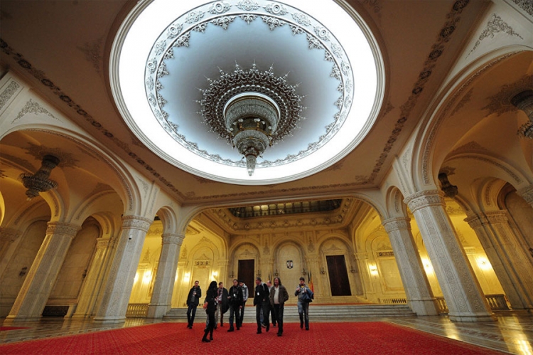 Posjetioci djeluju patuljasto u odnosu na hol  "Alekandar Joan Kuza" u zgradi parlamenta, poznatoj kao „Doma naroda“ u Bukureštu.


