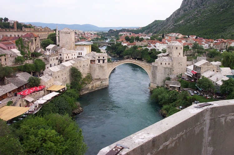 Stari most (Stari most), rekonstrukcija osmanskog mosta iz 16. vijeka u gradu Mostaru u Bosni i Hercegovini. Originalni most je uništen 1993. godine tokom rata.

