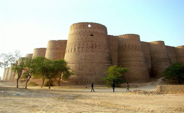 Tvrđava Deravar je velika četvrtasta tvrđava u gradu Bahavalpuru, Pakistan. Tvrđava se sastoji od 40 veoma visokih bastiona, a njegovi 30 metara visoki zidovi imaju obim od oko 1.500 metara.





