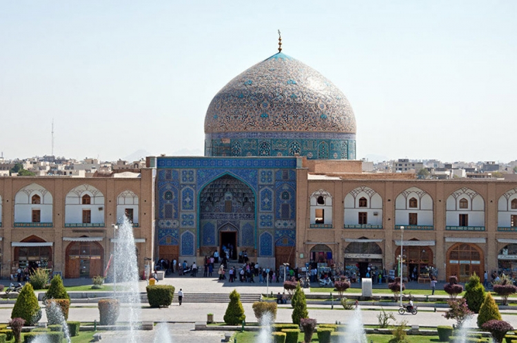 Džamija Šejh Lutfulah se nalazi u Isfahanu, Iran. Izgrađena je u ranom 17. vijeku, i jedno je od najvećih arhitektonskih remek-djela safavidske iranske arhitekture.

