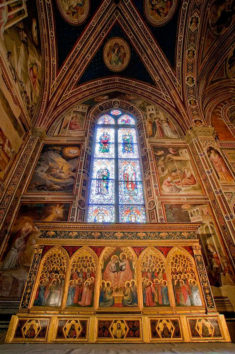Impozantna unutrašnjost bazilike Svetog krsta 