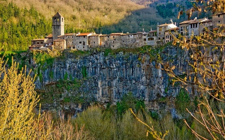 
Castellfollit de la Roca je malo seoce u Španiji koje stvara iluziju da će kuće u njemu da padnu svakoga časa.