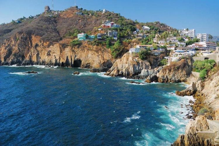 Acapulco je poznato meksičko ljetovalište koje još od pedesetih godina prošlog vijeka posjećuju brojne holivudske zvijezde kao i mnogi američki tinejdžeri.


