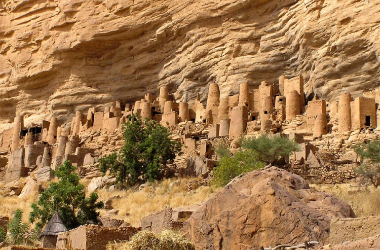 Bandiagara Escarpment je velika litica od pješčara u Maliju. U njoj su stara plemena Tellerma iskopavala pećine kako bi se sakrivala od poplava.