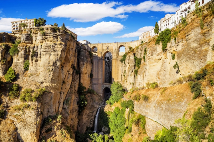 Ronda je gradić u Španiji i poznati je grad na liticama. Kroz grad protiče rijeka koja ga razdvaja i koja je napravila te litice.