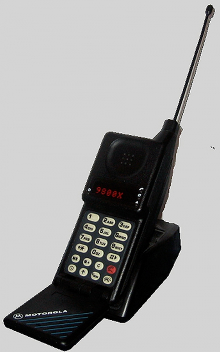1989. godina - Motorola MicroTAC 9800X / Prvi telefon koji je u stvari bio "mobilan", jer je prethodnik DynaTAC najčešće ostajao u automobilu pošto nije mogao stati u džep.