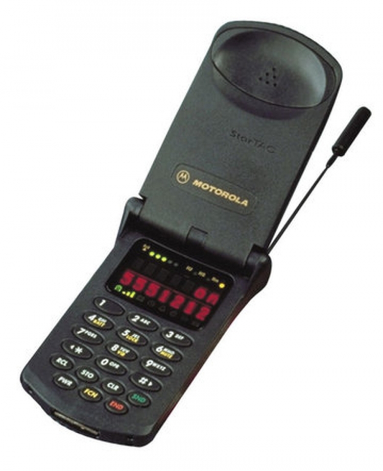 1996. godina - Motorola StarTAC / Prvi mobilni telefon na preklop.