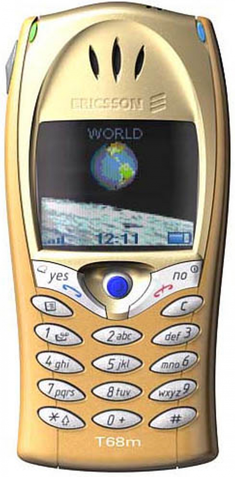 2001. godina - Ericsson T68 / Prvi model sa ekranom u boji.