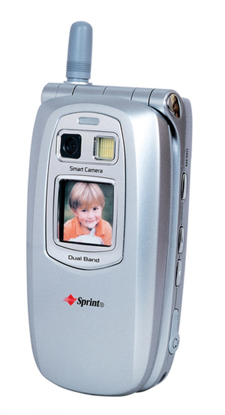 2002. godina - Sanyo SCP-5300 / Prvi telefon sa integrisanom kamerom. Koliko god da su bile slabe fotografije koje je pravio, ipak je bio prvi.
