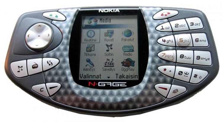 2003. godina - Nokia N-Gage / Odgovor Nokie na prenosnu konzolu Game Boy Advance, ali je, zbog izgleda ovog uređaja, ubrzo propao.
