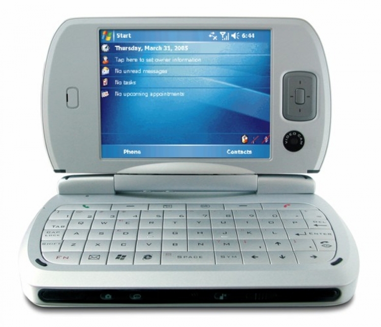 2004. godina - HTC Universal / Prvi HTC telefon sa Windows mobile operativnim sistemom.