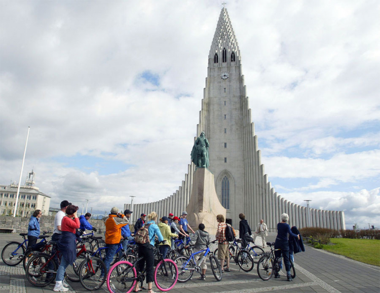 Halgrimurova crkva, luteranska crkva u Rejkjaviku, prestonici Islanda. Visoka 73 metra, najviša je crkva i jedna od najviših građevina na Islandu, pa se vidi iz svih djelova grada. Njena izgradnja trajala je 41 godinu.