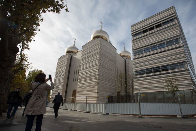 Katedrala Svetog Trojstva ruskog pravoslavnog duhovnog i kulturnog centra u Parizu. Kompleks od četiri građevine, u blizini Ajfelove kule, otvoren je 19. marta 2016. godine.