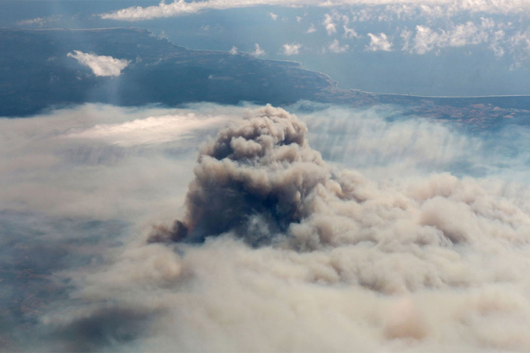 Dim od šumskih požara diže se iznad grada Pumankue u O'Higgins Čile

