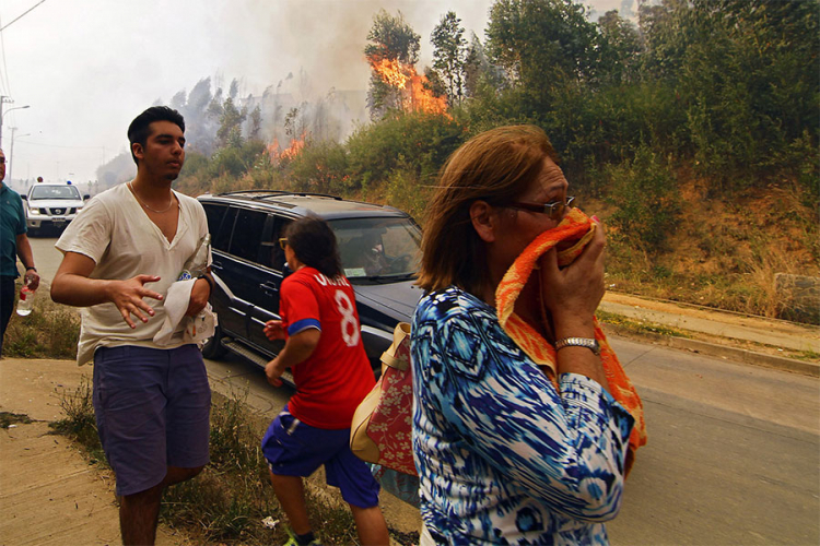Ljudi reaguju na napredovanje šumskog požara u gradu Hualane, zajednici Koncepcion,