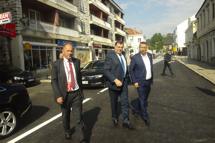 Dodik prošetao novoobnovljenom glavnom ulicom