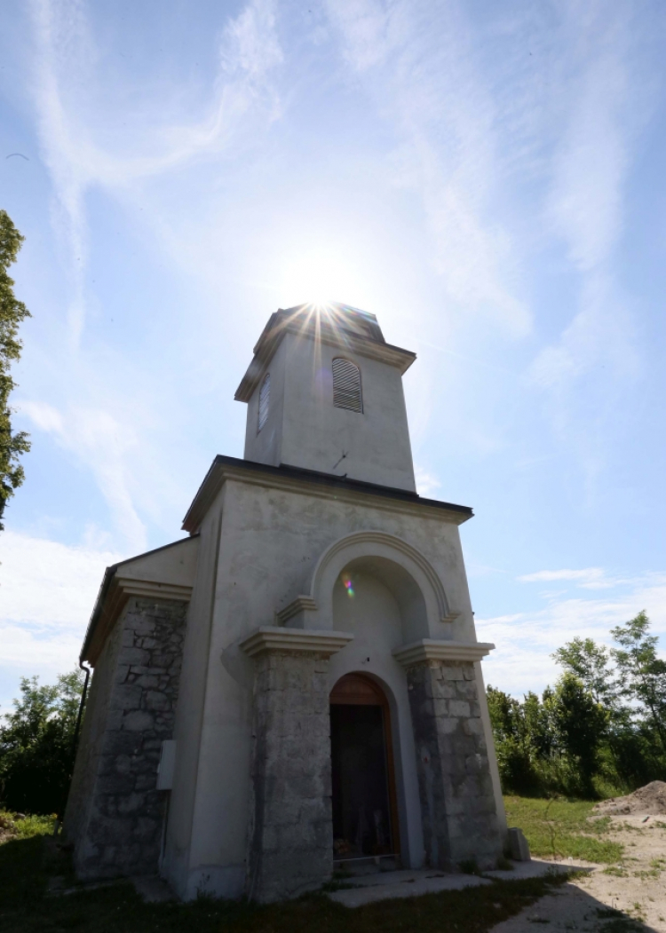 Srpska pravoslavna crkva u selu Osredak kod Cazina, koju renovira i održava porodica Keranović