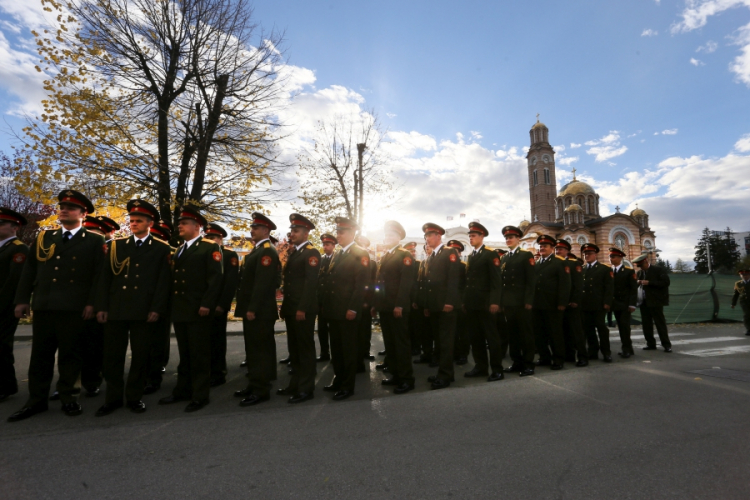 Hor Crvene armije ispred Hrama Hrista Spasitelja u Banjaluci